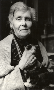 500913 Portret van de Utrechtse schrijfster Ina Boudier-Bakker (Amsterdam, 15 april 1875 - Utrecht, 26 december 1966), ...